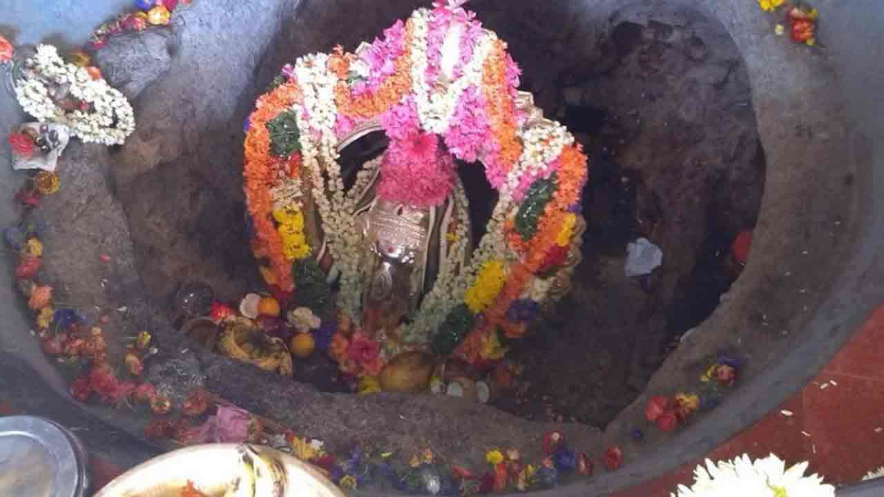 Ganesh Chaturthi 2025 |  కాణిపాక వరసిద్ధి వినాయకుడు బావిలోనే ఎందుకు వెలిశాడు?