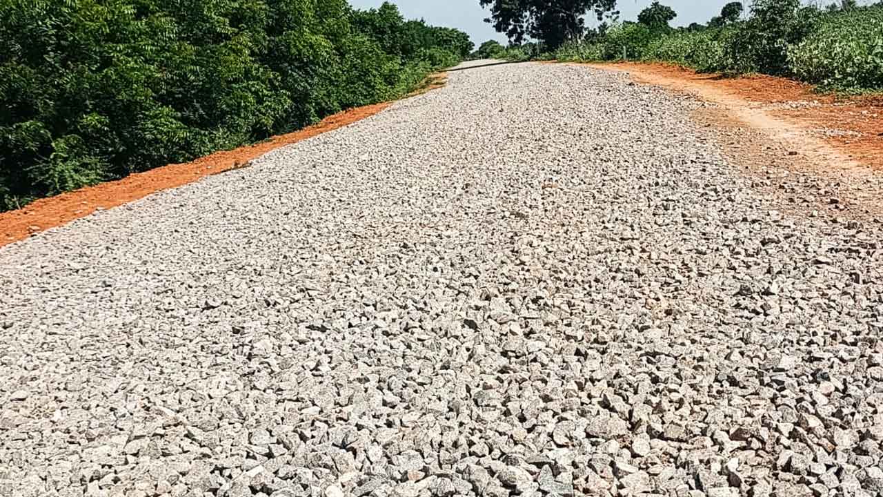 Munipalli | కంకర రోడ్డుపై కన్నీళ్లతో ప్రయాణం.. కాంట్రాక్టర్ పనులు పూర్తి చేయాలని ప్రయాణికుల విజ్ఞప్తి