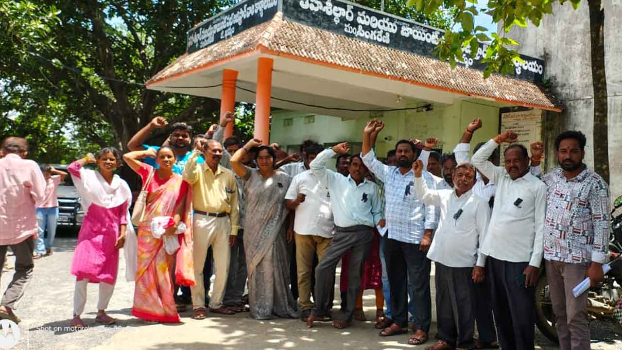 Ration dealers | రేషన్ డీలర్లతో వెట్టి చాకిరి చేయిస్తున్న ప్రభుత్వం : ధరావత్ బద్రు నాయక్