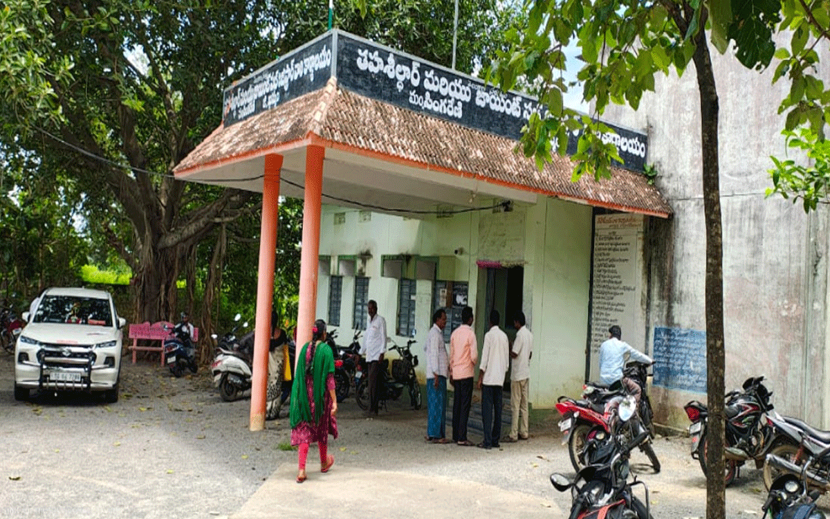 Karepalli : ఆర్ఐ లేక కారేపల్లి వాసుల అవస్థలు