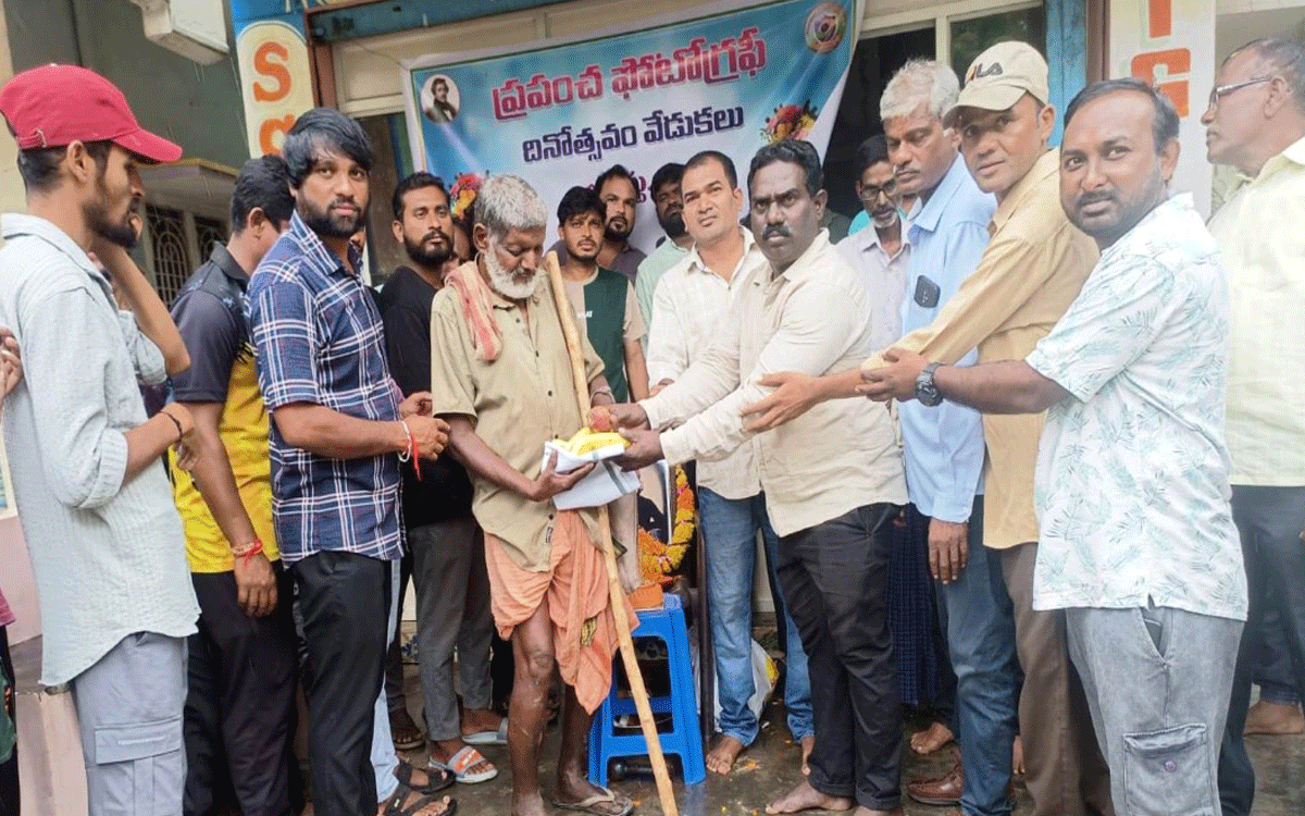 Karepalli : పేదలకు ఫొటోగ్రాఫర్స్ దుస్తులు పంపిణీ