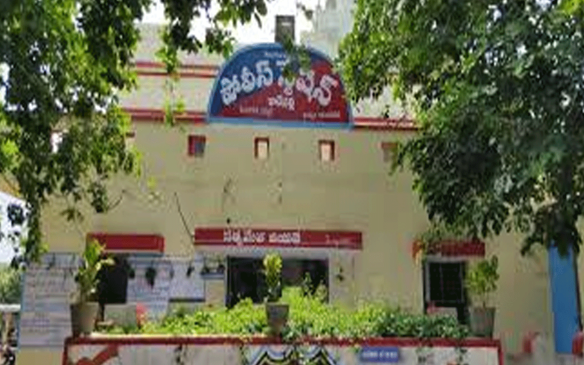 Karepalli : పోలీస్‌ స్టేషన్‌ ముందు వ్యక్తి ఆత్మహత్యాయ‌త్నం