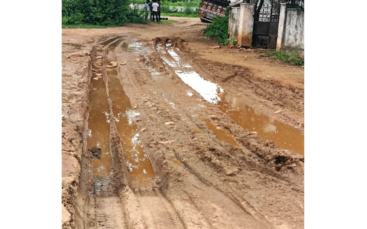 Karepalli : కారేపల్లిలో పూర్తికాని అంతర్గత రహదారులు.. వాహ‌న‌దారుల అవ‌స్థ‌లు