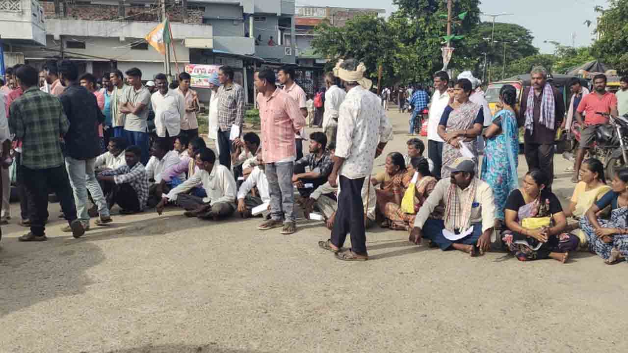 Karepally | యూరియా కోసం కారేపల్లిలో రైతుల ఆందోళన..