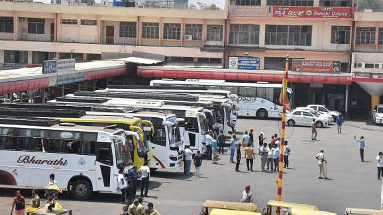 Karnataka: క‌ర్నాట‌క‌లో ట్రాన్స్‌పోర్టు వ‌ర్క‌ర్ల స‌మ్మె.. ప్ర‌యాణికుల రాక‌పోక‌ల‌కు అంత‌రాయం