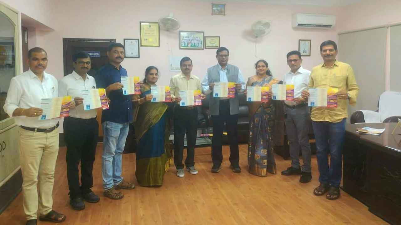 National Seminar | మైక్రోబయోలజీ జాతీయ సెమినార్‌ కరపత్రాల ఆవిష్కరణ