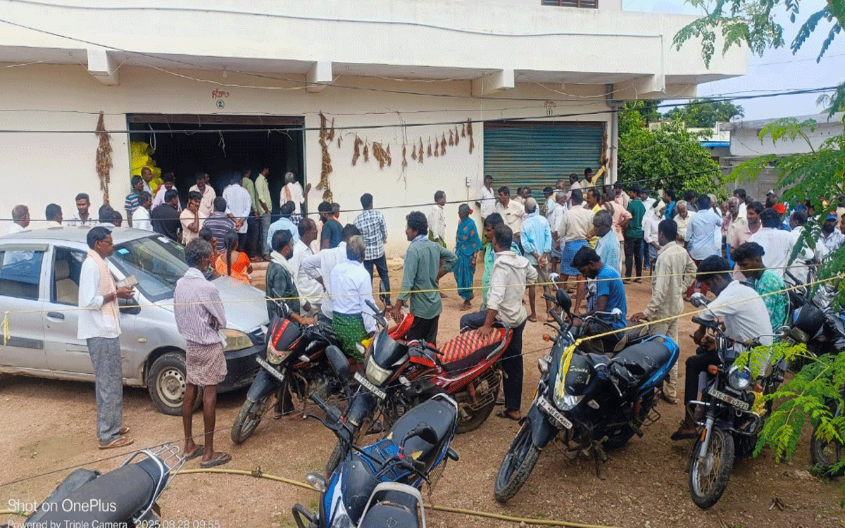 Kattangur : రైతులను వెంటాడుతున్న యూరియా కొరత