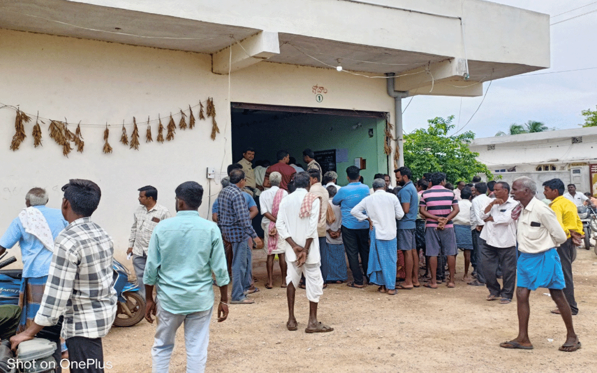 Kattangur : కట్టంగూర్ పీఏసీఎస్ వద్ద ఇష్టారాజ్యంగా యూరియా పంపిణీ