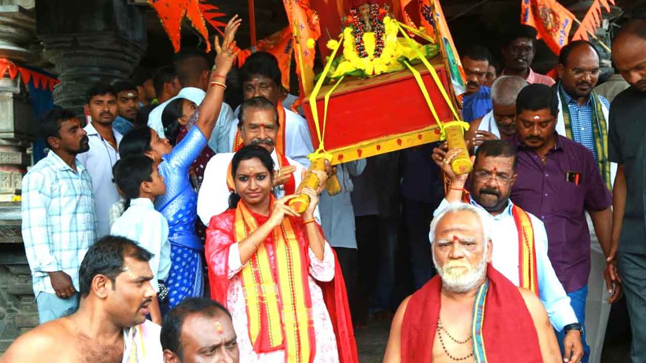 MP Kavya | వేయిస్తంభాల దేవాలయంలో వినాయక చవితి వేడుకలు ప్రారంభించిన ఎంపీ కావ్య