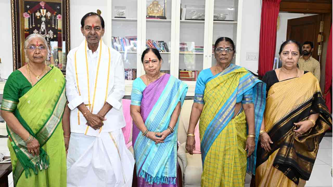 KCR | కేసీఆర్‌కు రాఖీ క‌ట్టిన సోద‌రీమ‌ణులు..