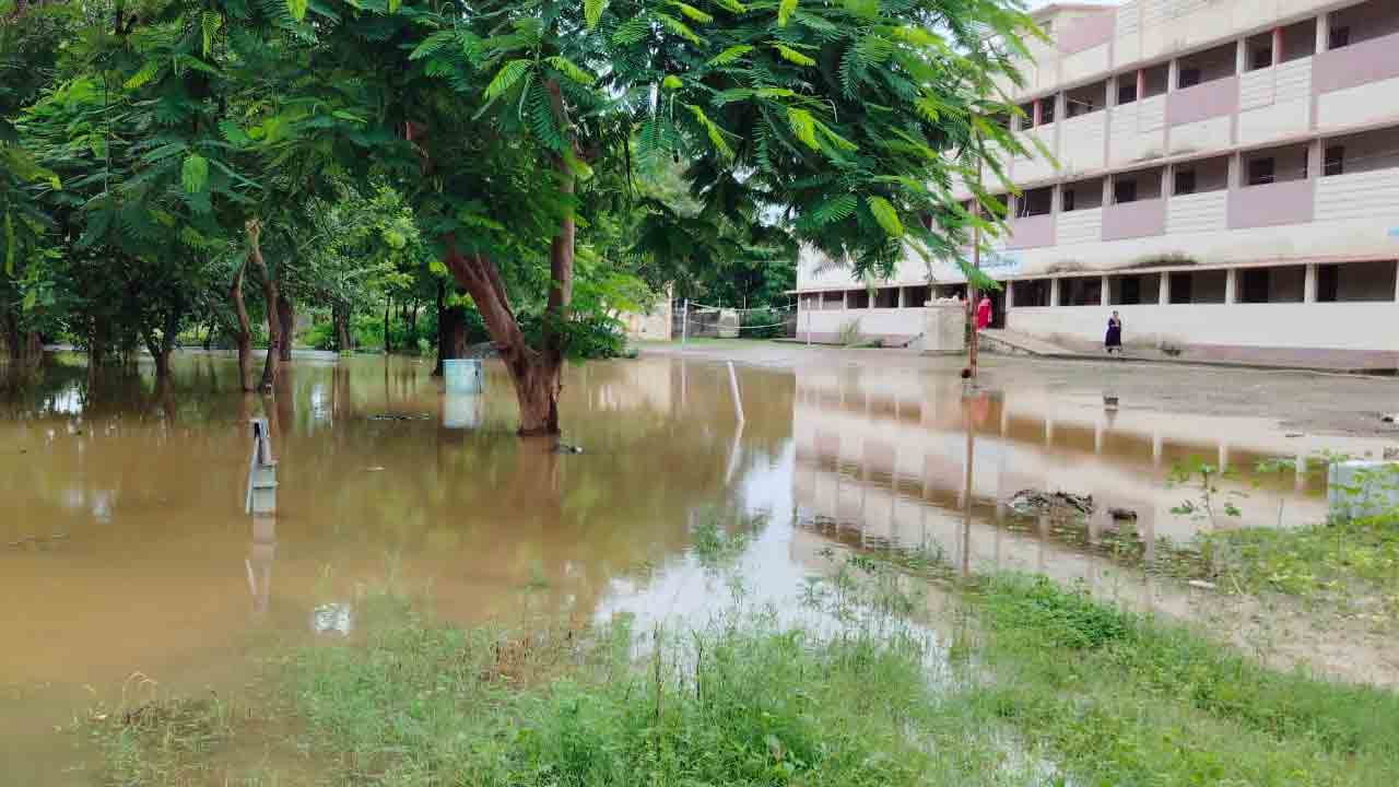 KGBV | నిలిచిన వర్షపు నీరు.. చెరువును తలపిస్తున్న బోనకల్లు కేజీబీవీ