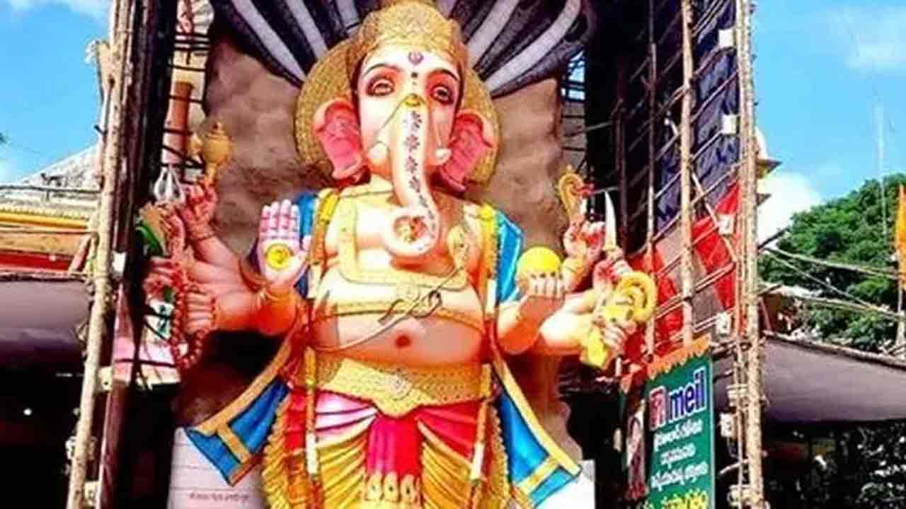 Khairatabad | ఖైరతాబాద్ గణేశుడి క్యూలైన్‌లో గర్భిణి ప్రసవం