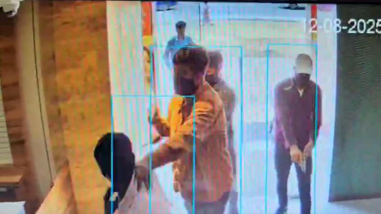 khazana jewellery | చందాన‌గ‌ర్ ఖ‌జానా జ్యువెల‌రీలో దోపిడీ దొంగ‌ల బీభ‌త్సం.. సీసీటీవీ ఫుటేజీ విడుద‌ల‌