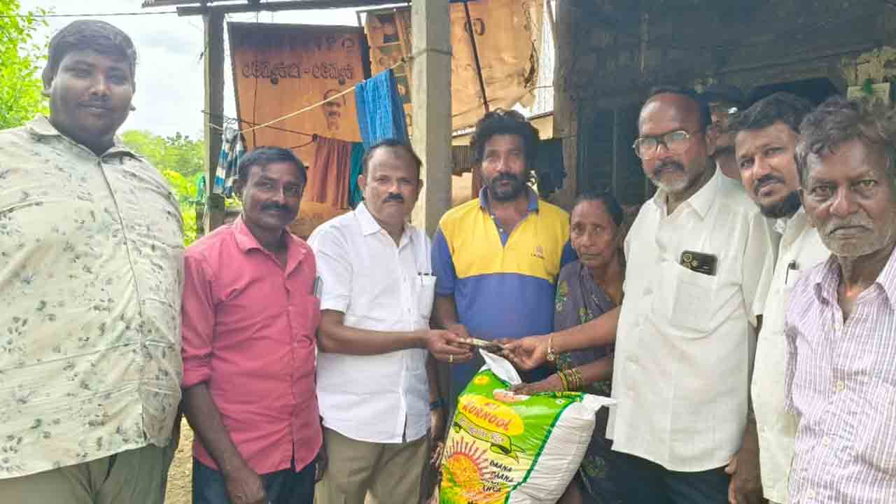 Karepally | మృతుడి కుటుంబానికి అండగా బీఆర్‌ఎస్‌.. ఆర్థిక సాయం చేసిన మైనార్టీ నాయకులు