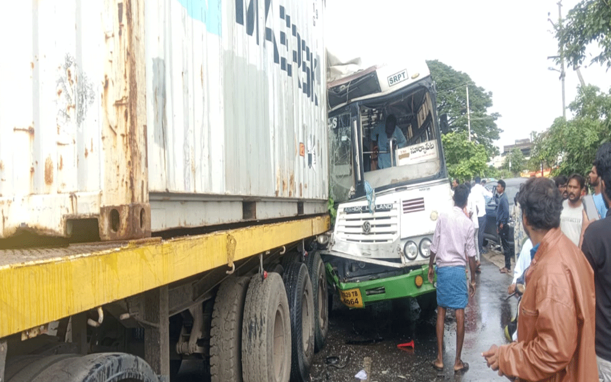 Khammam Rural : ఆగి ఉన్న లారీని ఢీకొట్టిన ఆర్టీసీ బస్సు