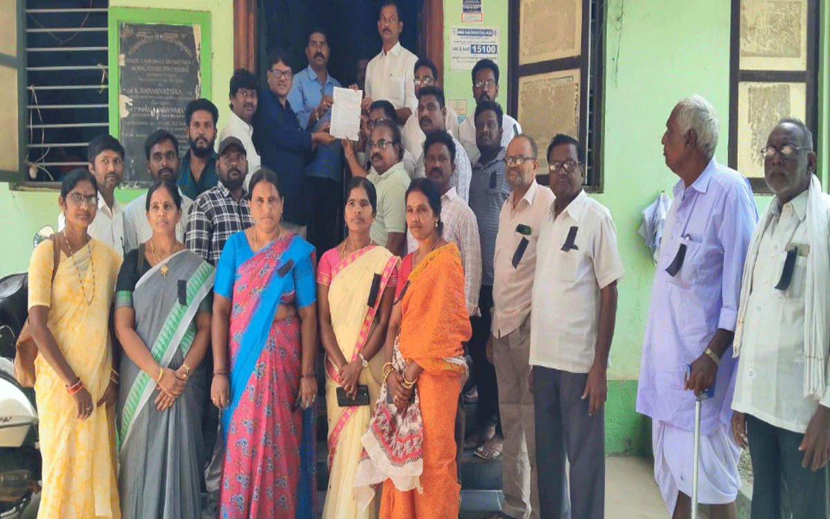 Khammam Rural : అటు వినతులు ఇటు నిరసనలు.. ఖమ్మం రూరల్ మండలంలో రోడ్డెక్కిన ప్రజానీకం
