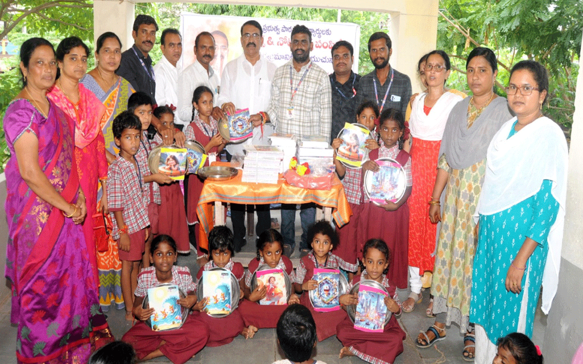 Kodada : పేద విద్యార్థులకు పుస్తకాల పంపిణీ అభినందనీయం : లక్ష్మీనారాయణరెడ్డి