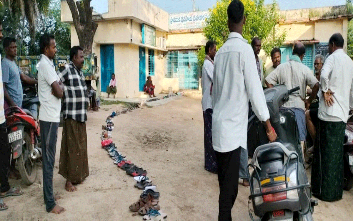 Kodada : అనంతగిరి పీఏసీఎస్ వద్ద రైతుల ఆందోళన