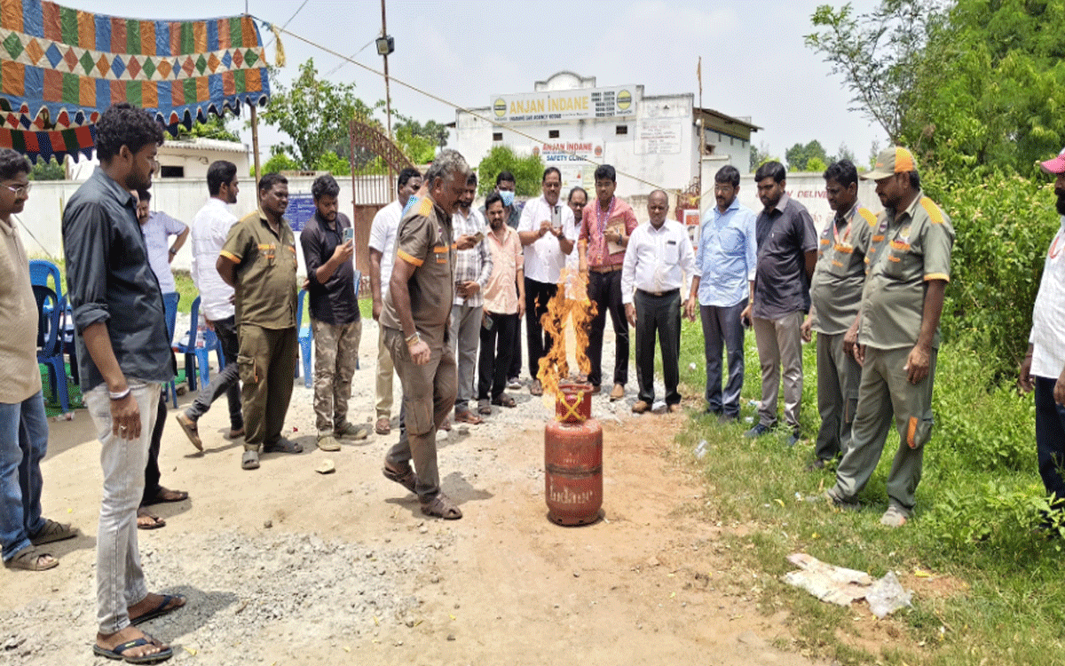 Kodada : అగ్రి ప్రమాదాలపై అప్రమత్తంగా ఉండాలి : ప్రవీణ్ కుమార్