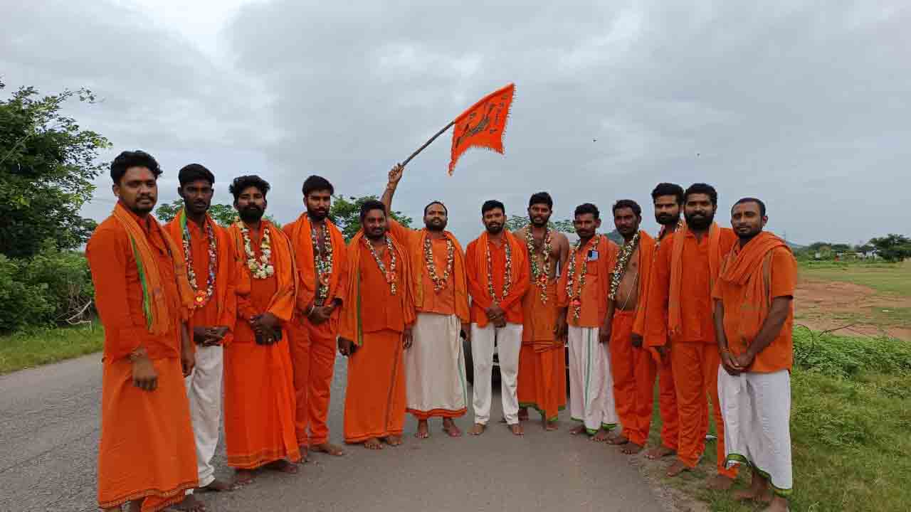 Kondagattu | కుర్మపల్లి టూ కొండగట్టు.. కాలినడకన వెళ్తున్న ఆంజనేయస్వామి మాలధారులు