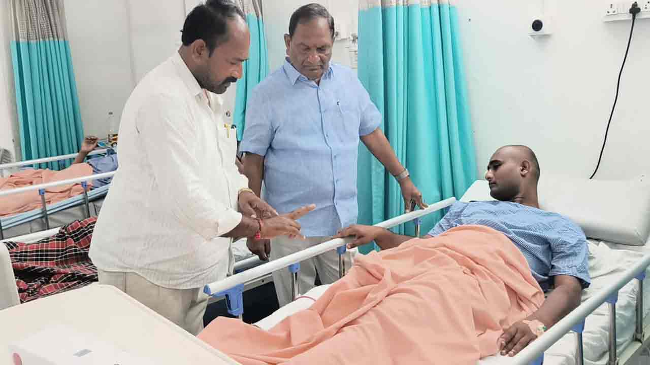 బీఆర్ఎస్ నాయకుడి కుమారుడికి మాజీ మంత్రి కొప్పుల ఈశ్వర్ పరామర్శ..