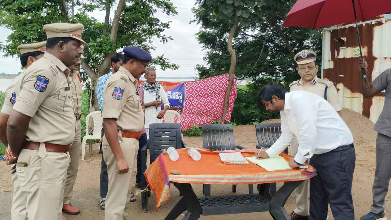 Interstate check post | అంతర్రాష్ట్ర చెక్ పోస్టును సందర్శించిన కలెక్టర్, రామగుండం సిపి