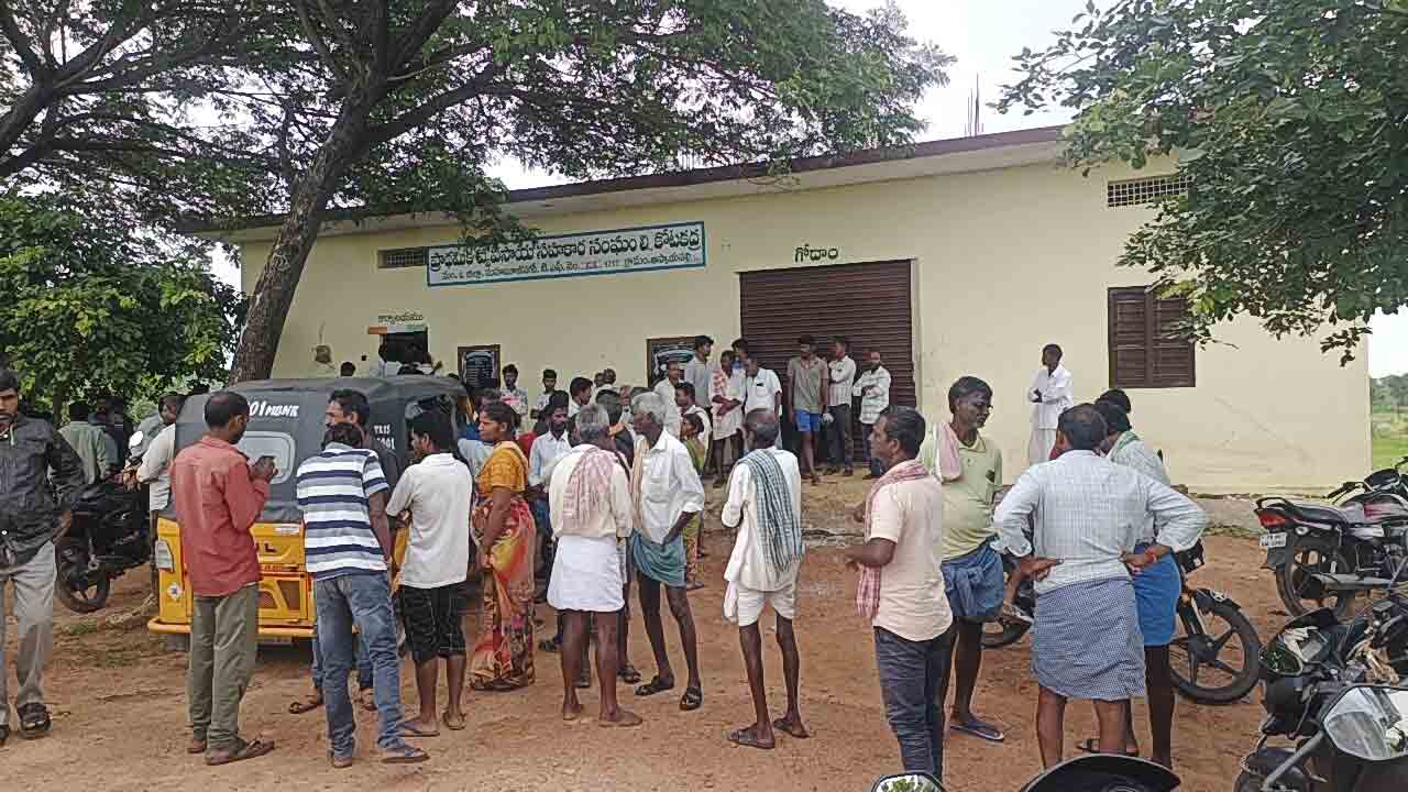 Urea | పాలమూరులో ఎరువుల కోసం ఎదురుచూపులు..