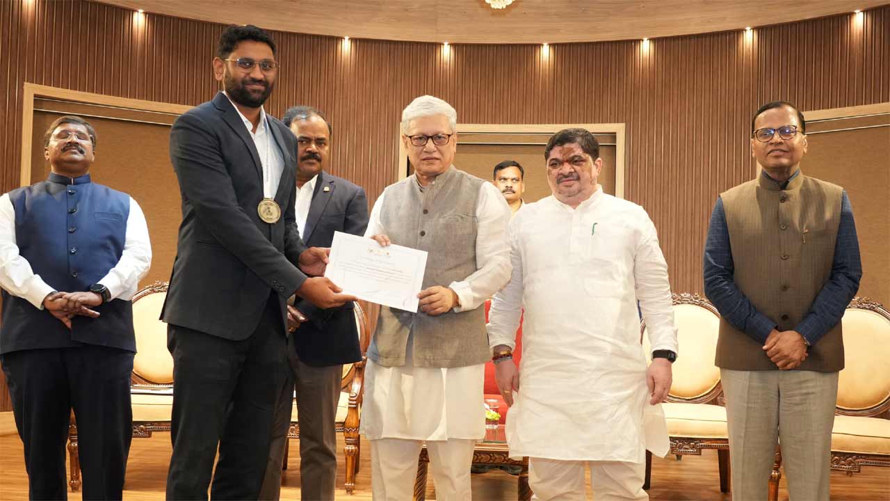 భద్రాద్రి జిల్లాకు సంపూర్ణత అభియాన్ అవార్డు.. గవర్నర్ చేతుల మీదుగా అవార్డు అందుకున్న జిల్లా కలెక్టర్