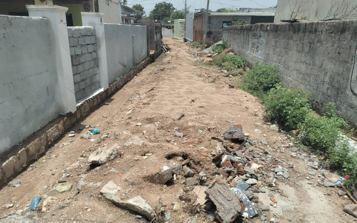 Nalgonda : కొత్తపల్లివాసుల అవస్థలు : డ్రైనేజీ కోసం తవ్వారు.. వదిలేశారు