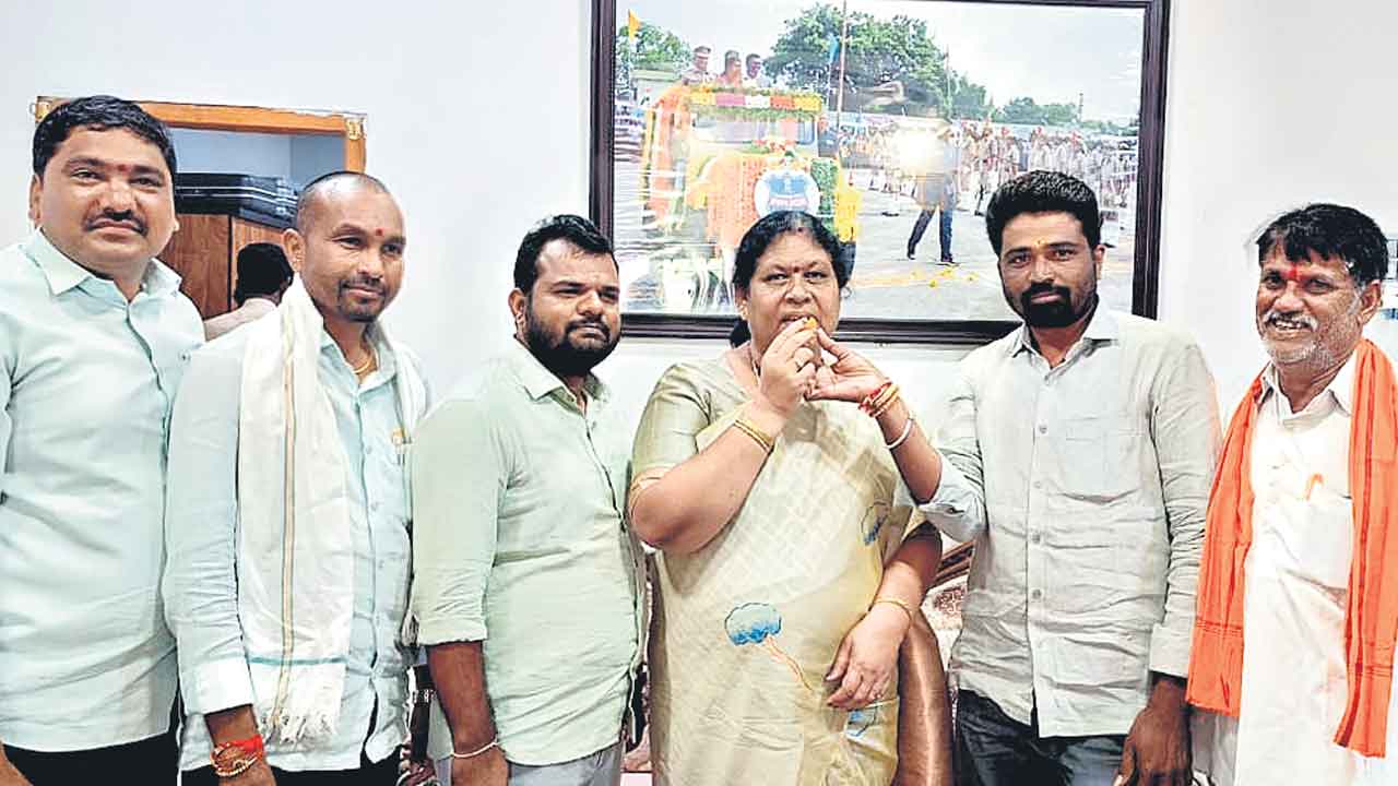 సుప్రీంలో కోవ లక్ష్మికి ఊరట