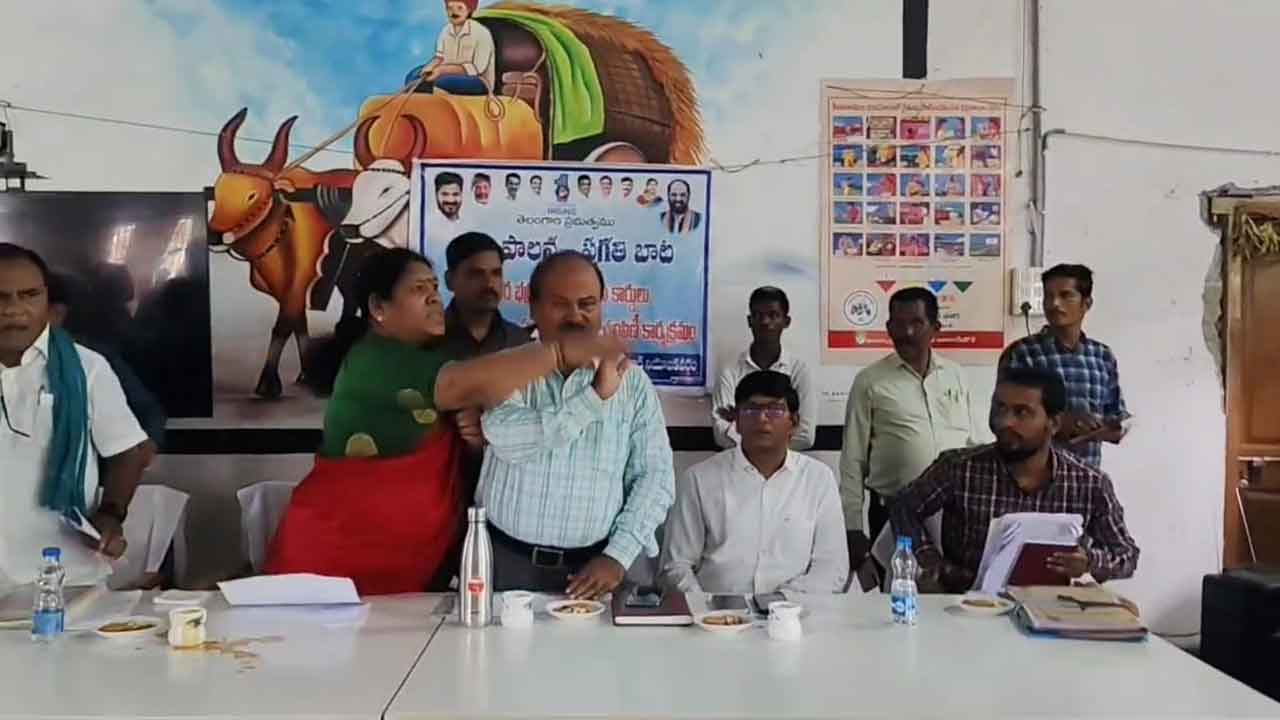 Ration cards | రేషన్ కార్డుల పంపిణీలో కేసీఆర్‌పై కాంగ్రెస్‌ అనుచిత వ్యాఖ్యలు.. ఆసిఫాబాద్‌లో ఉద్రిక్తత