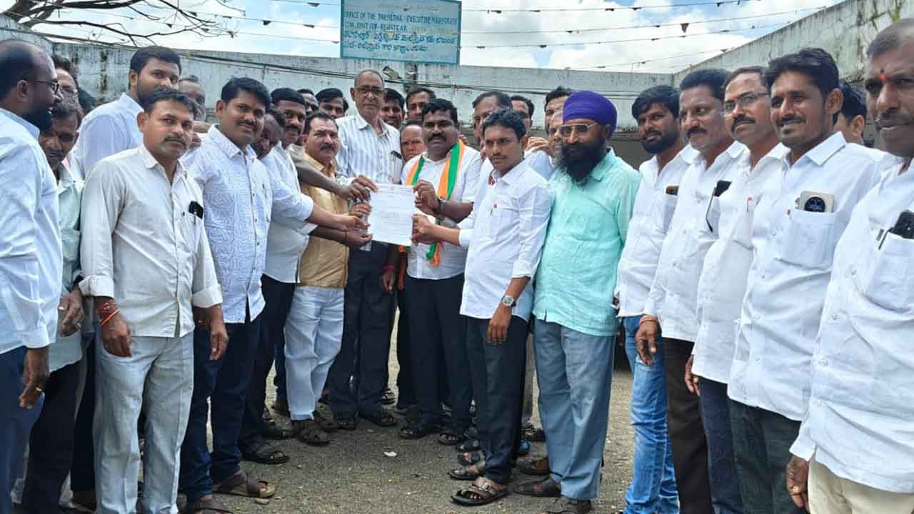 Nirmal | రైతులకు పంట నష్ట పరిహారం అందించాలని తహసీల్దార్కు వినతి