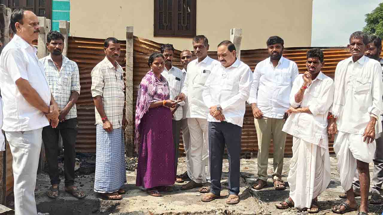 Kubeer | అగ్ని ప్రమాద బాధితురాలికి అండగా వ్యాపారవేత్త.. వారంలో రేకుల ఇల్లు నిర్మిస్తానని హామీ