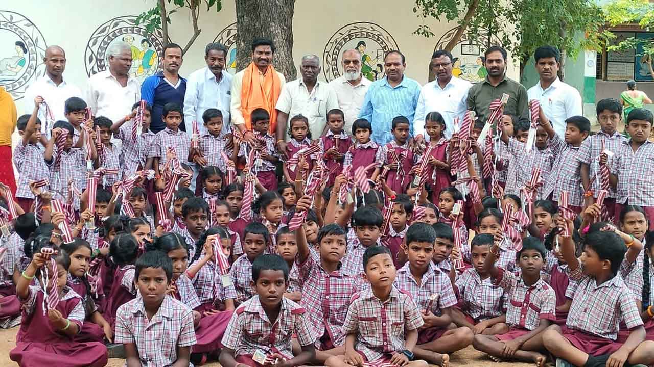 Kulakacharla | ప్రభుత్వ పాఠశాల విద్యార్థులకు టై,బెల్టులు అందజేత