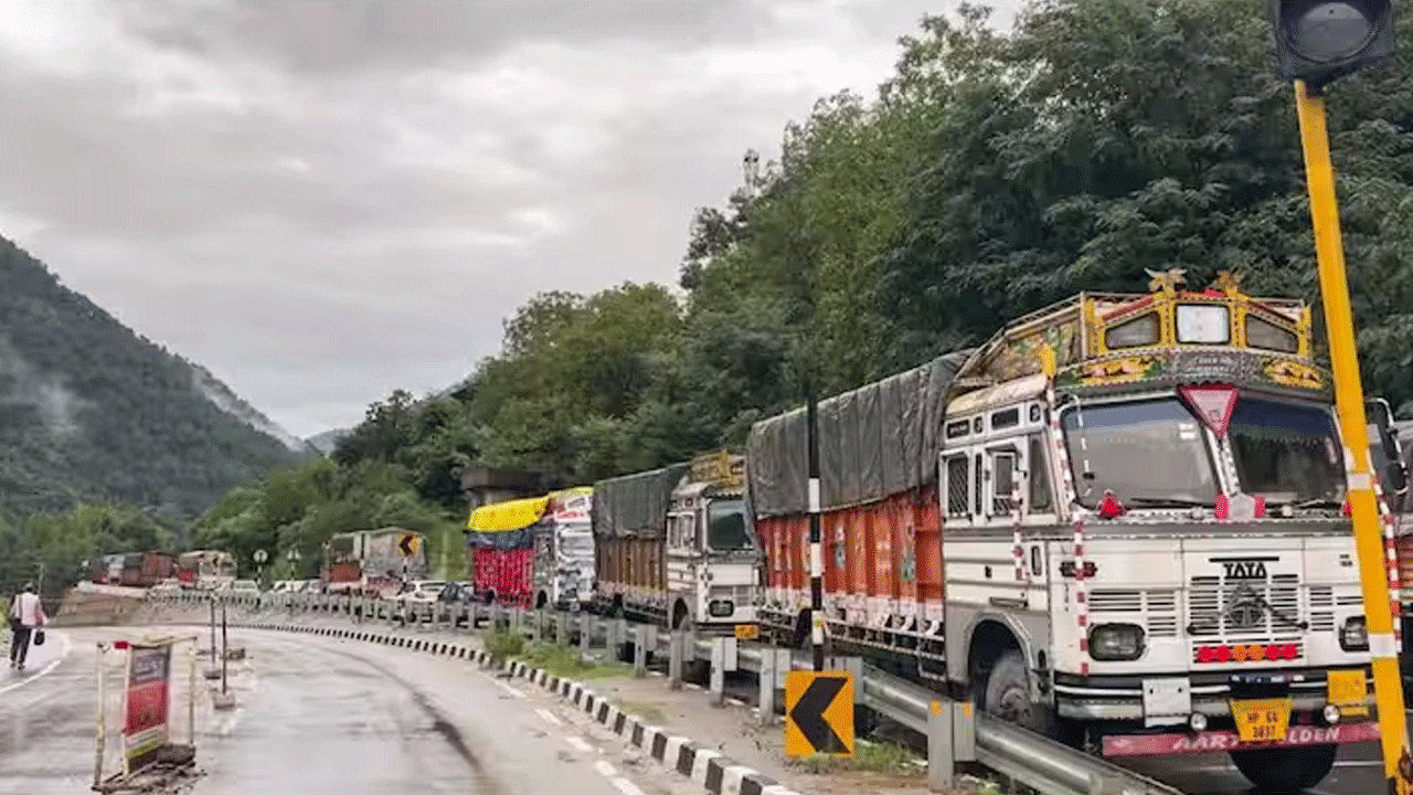 Himachal Pradesh: 50 కిలోమీట‌ర్ల మేర ట్రాఫిక్ జామ్‌.. ట్ర‌క్కుల్లో కుళ్లిపోతున్న 50 కోట్ల ఖ‌రీదైన‌ యాపిల్స్