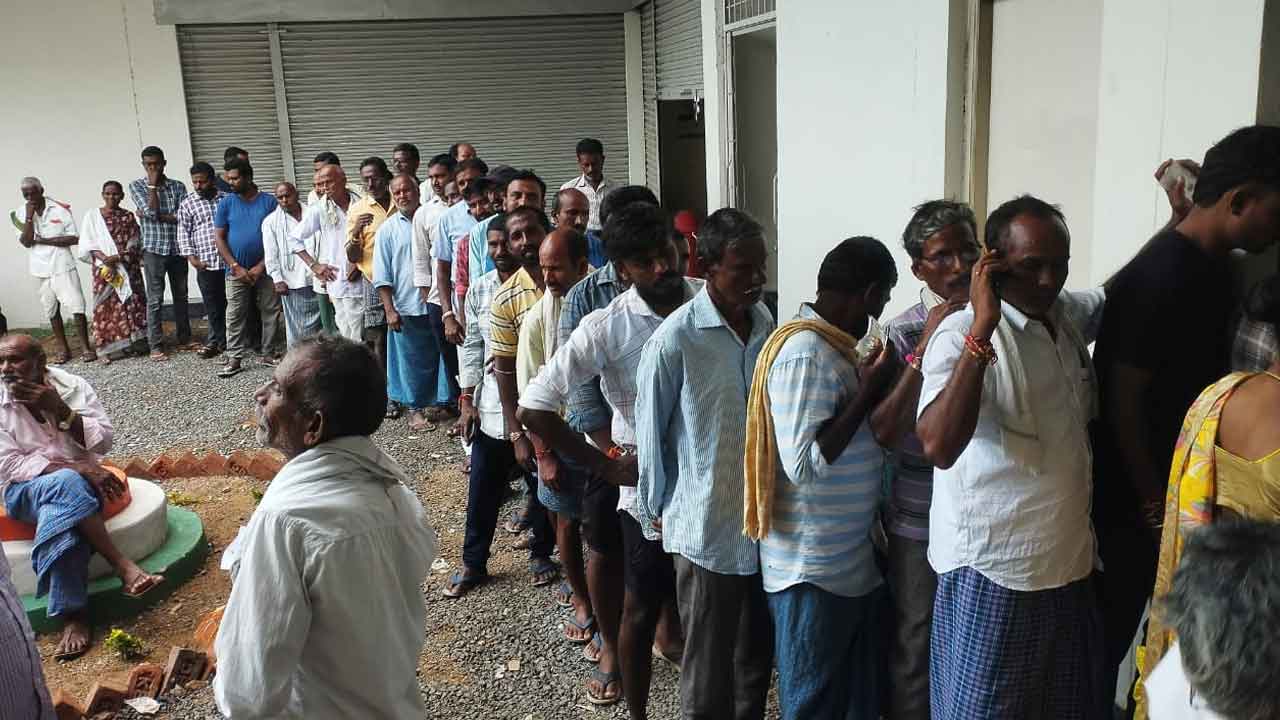 Gangadhara | యూరియా కోసం రైతుల తిప్పలు.. ఎరువుల కోసం బారులు తీరిన రైతులు