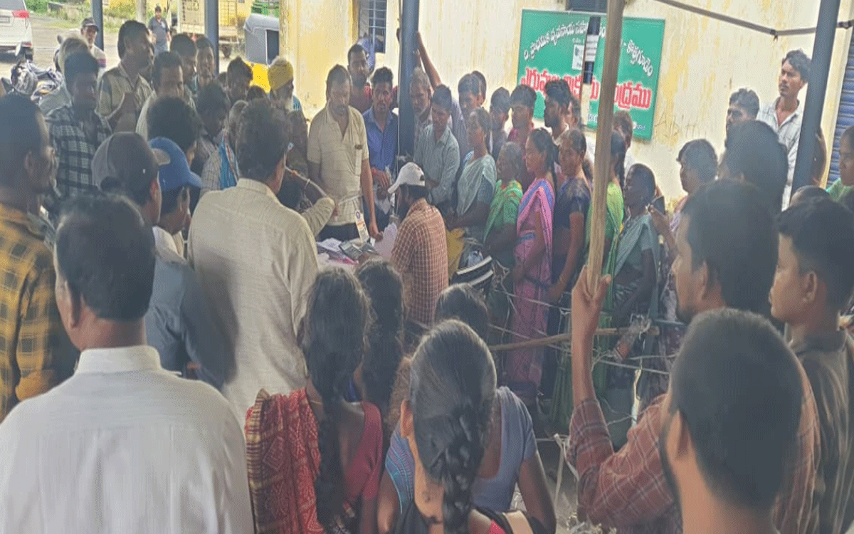Laxmidevipally : లక్ష్మీదేవిపల్లిలో యూరియా కోసం రైతుల ఎదురుచూపులు