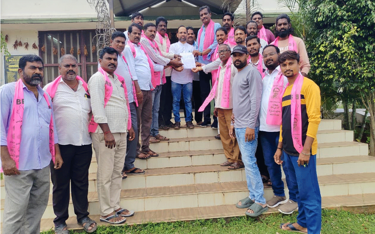 Laxmidevipalli : రైతుల‌కు యూరియా అందజేయాల‌ని ఏఓకు బీఆర్ఎస్ నాయ‌కుల‌ విన‌తి