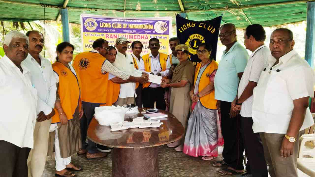 New Shayampet | మనువరాలు పుట్టినరోజున ‘మౌస్డీర్‌’ దత్తత.. జూ సిబ్బందికి చెక్ అందించిన లయన్‌ గిల్లా పురుషోత్తం