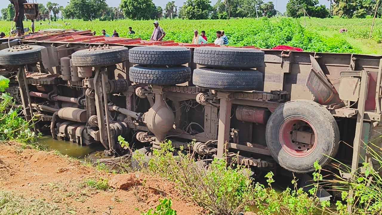 Lorry overturn | గద్వాల జిల్లాలో అదుపు తప్పి లారీ బోల్తా, డ్రైవర్ మృతి