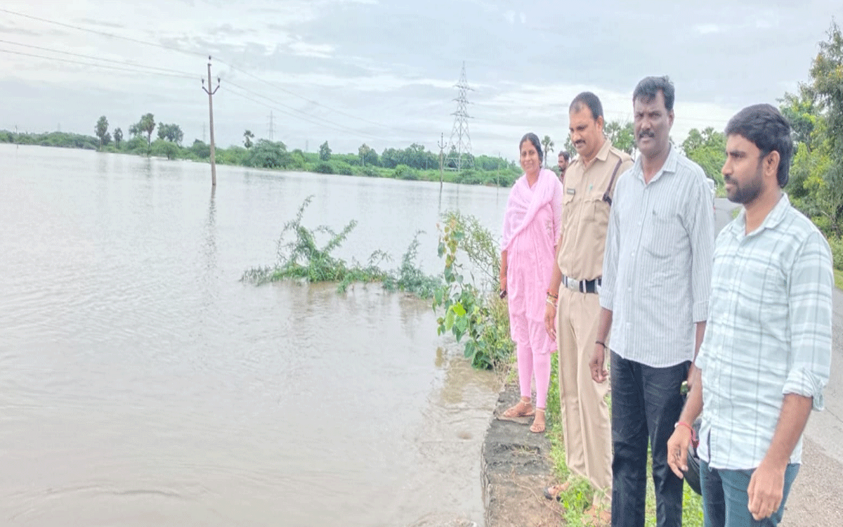 Madhira : వ‌ర‌ద ఉధృతికి నీట‌ మునిగిన పంట పొలాలు