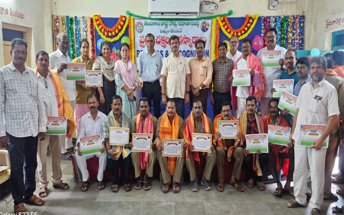 Madhira : మధిర ఆర్టీసీ ఉద్యోగులకు ప్రగతి చక్ర పురస్కారాలు