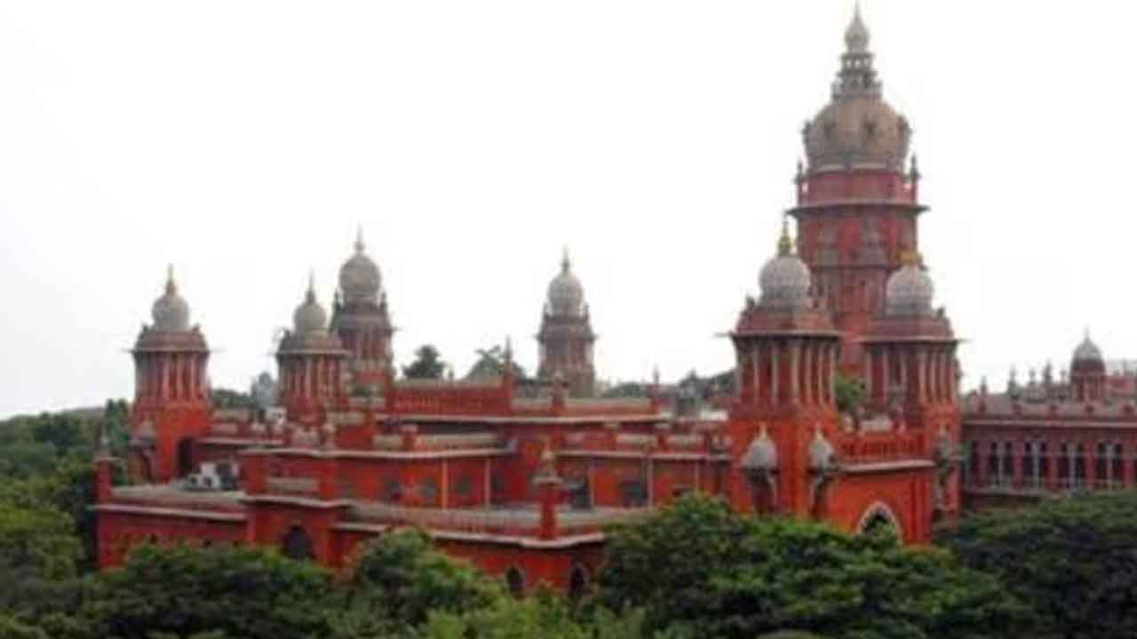 మాజీ సీఎంల ఫొటోలు, పార్టీ గుర్తులు వాడొద్దు