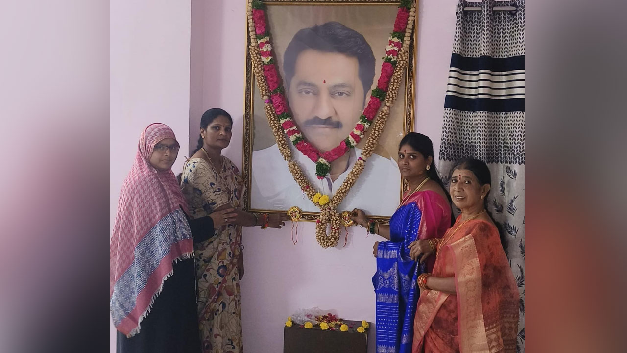 గుండెల నిండా అభిమానం.. కండ్ల నిండా కన్నీళ్లు.. దివంగ‌త ఎమ్మెల్యే మాగంటి ఫోటోకు కార్యకర్తల రాఖీ