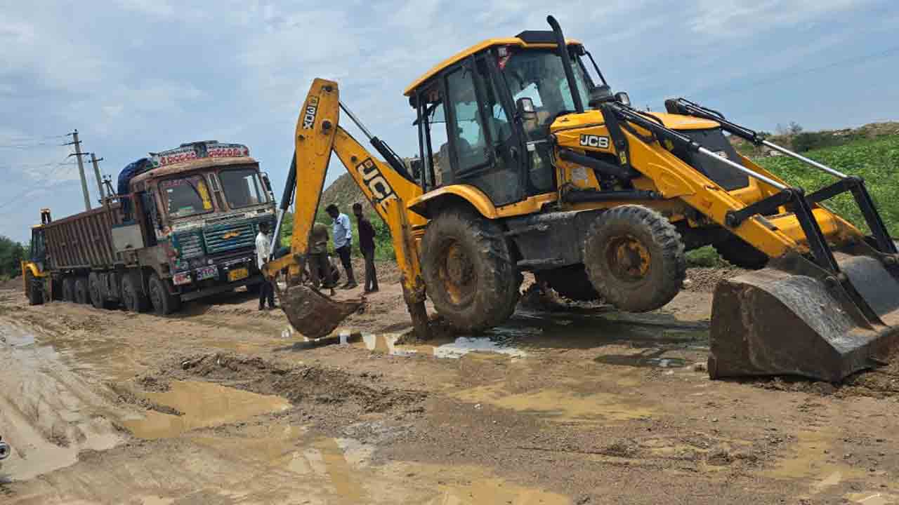 Main Road | ఈ దారిలో ఎందుకొచ్చామురా.. మెయిన్‌ రోడ్డులో దిగబడ్డ లారీ