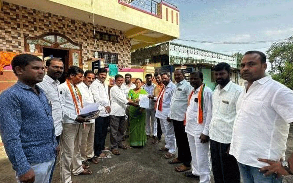 Yadagirigutta : కాంగ్రెస్ మండ‌లాధ్య‌క్షుడు రేష‌న్ కార్డుల పంపిణీ