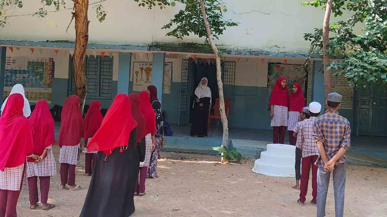 Marikal | సమయపాలన పాటించని ఉర్దూ మీడియం పాఠశాల ఉపాధ్యాయులు