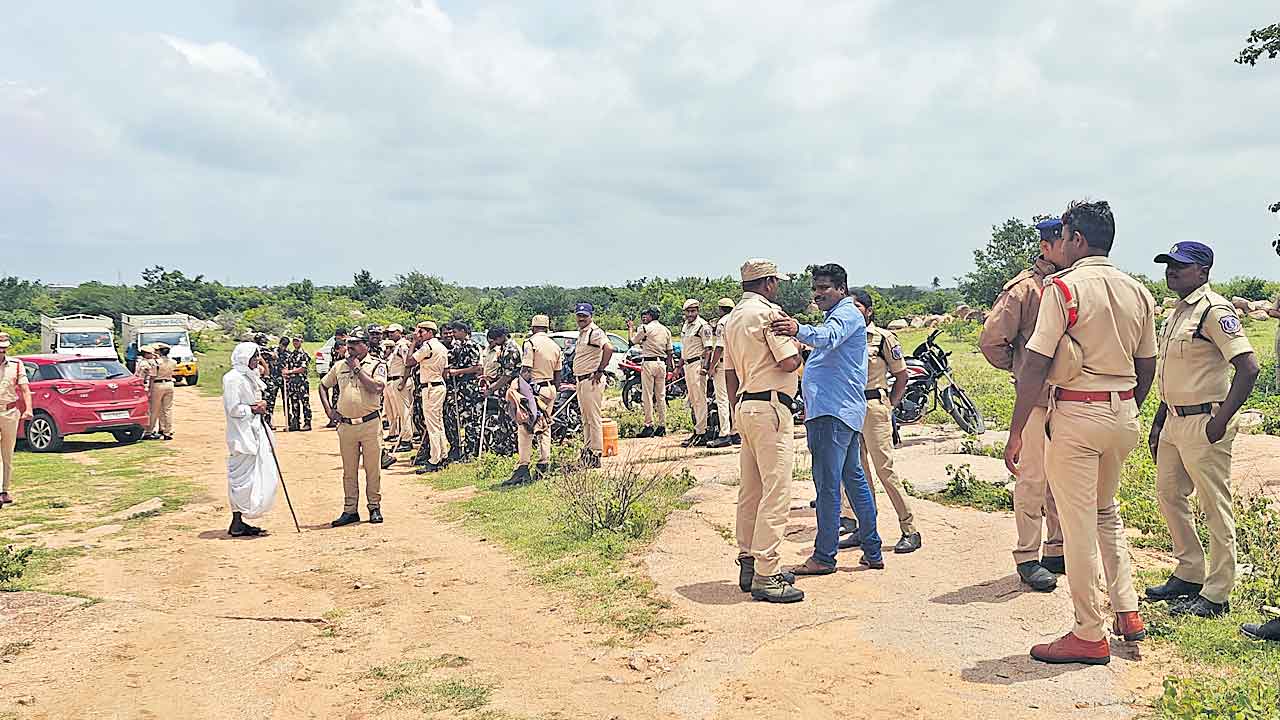 మర్లవడ్డ ఫార్మా రైతు!.. తమ భూములు తిరిగి ఇవ్వాలని డిమాండ్‌