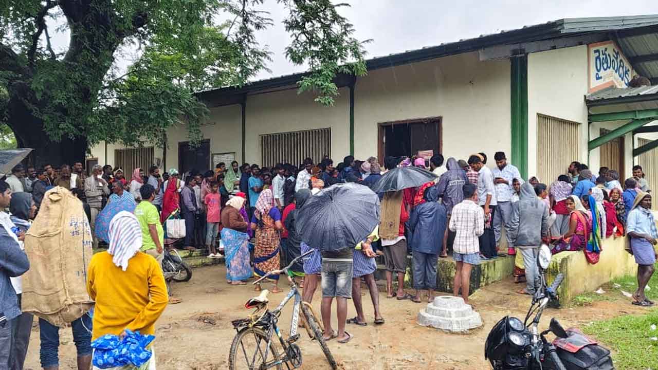 Shivvampet | వర్షాన్ని సైతం లెక్క చేయకుండా యూరియా కోసం బారులు తీరిన రైతులు