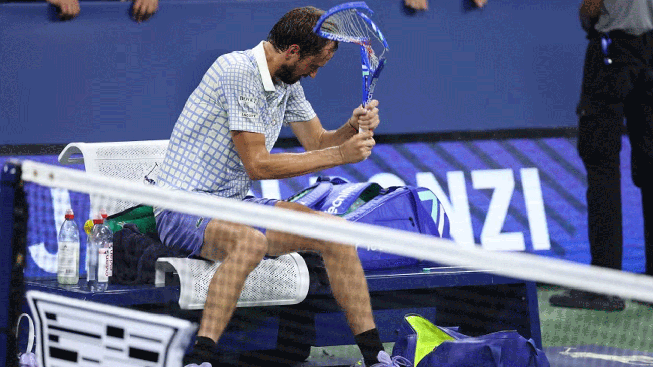 Daniil Medvedev: యూఎస్ ఓపెన్‌లో హై డ్రామా..  ఫ‌స్ట్ రౌండ్‌లోనే మెద్వ‌దేవ్ ఓట‌మి.. రాకెట్‌ను విర‌గొట్టిన ర‌ష్య‌న్‌..  వీడియో